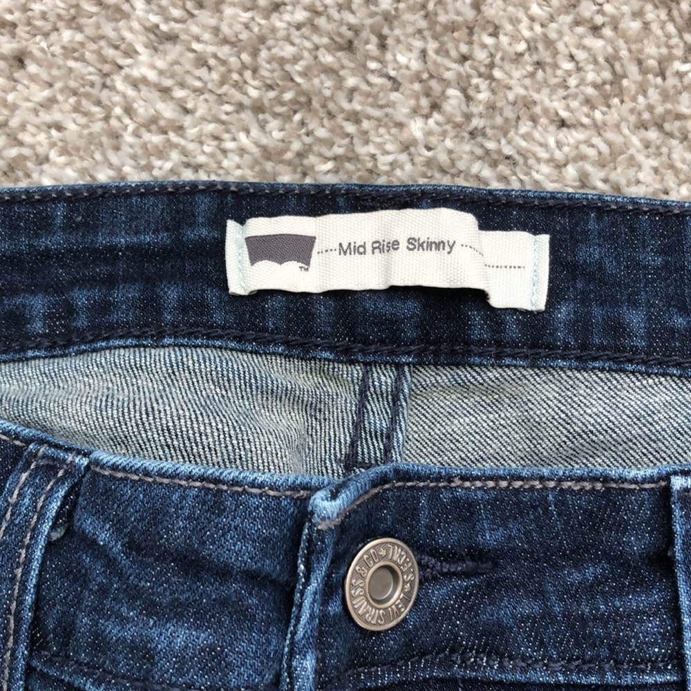 *SOLD* Levi’s Mid-Rise Skinny Jeans - Picture 3 of 6